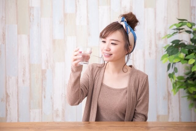 美肌の基本は「水分補給」から。内側から潤う、正しい水の飲み方ガイド