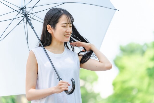 夏の髪の広がり・うねり対策|湿気に負けない、くせ毛さんのためのヘアケア術