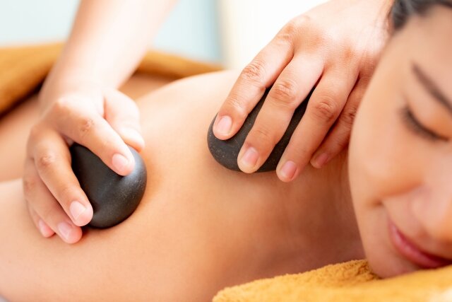 心と体を温める「温熱エステ」。種類と効果を知って、巡りの良い健やかな毎日へ