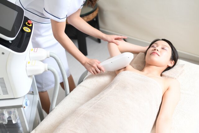 医療脱毛は「脇だけ」から始めるのが正解。自己処理から解放されるまでの回数と、サロンとの違い