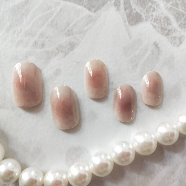 もう子供っぽいなんて言わせない!大人のための「上品チークネイル」の作り方