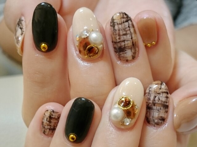 そのツイードネイル、短い爪だと難しい?上品に決まる、ショートネイルのためのデザイン術