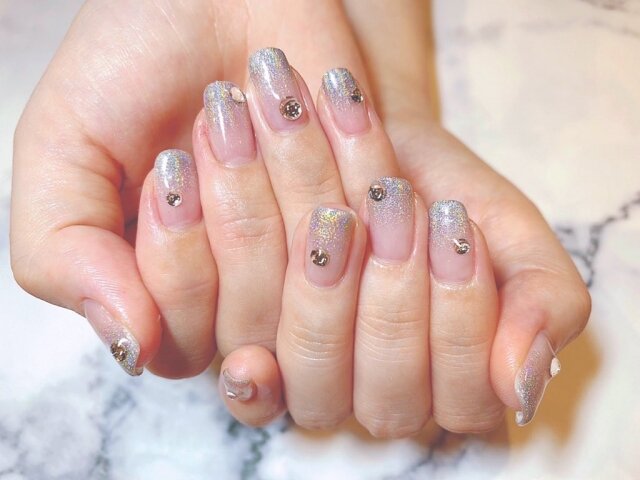 そのビジューネイル、派手すぎない？大人のための上品な輝かせ方と、デザインの選び方