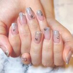 そのビジューネイル、派手すぎない？大人のための上品な輝かせ方と、デザインの選び方