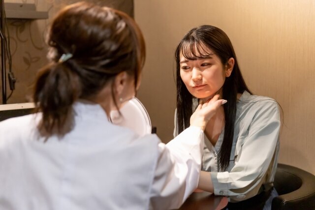 その顔のたるみ、美容医療でどう治す？治療法の種類と、あなたに最適な選び方