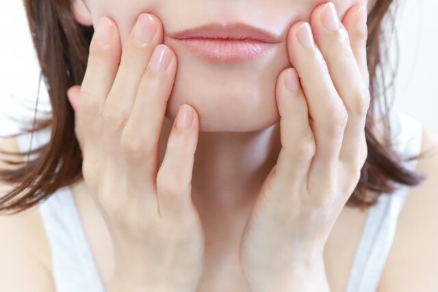 ほうれい線が逆に目立つNGメイクとは？光で隠す、大人のための正しいカバー術