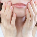 ほうれい線が逆に目立つNGメイクとは？光で隠す、大人のための正しいカバー術