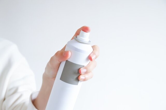 前髪が崩れないスプレーのやり方|パリパリにならない、自然なキープ術を解説