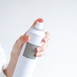 前髪が崩れないスプレーのやり方|パリパリにならない、自然なキープ術を解説