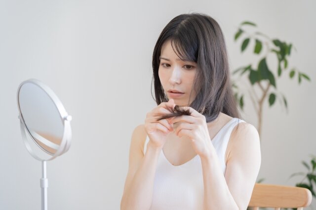 秋の抜け毛は異常じゃない。原因と対策を知って、健やかな頭皮で冬を迎えよう
