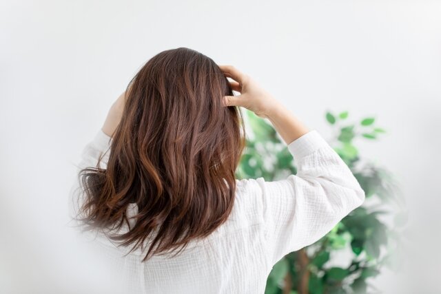 その顔のたるみ、原因は「頭皮の凝り」かも。今日からできる、リフトアップ頭皮マッサージ