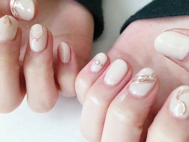 オフィスネイルでも「キラキラ」はOK?派手に見えない上品な輝きの取り入れ方