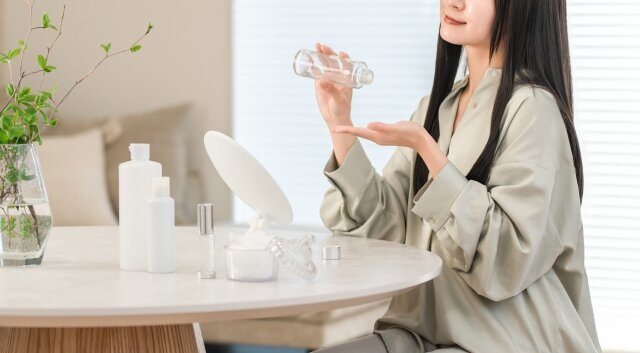 化粧水のつけすぎは逆効果？肌が潤う「適量」と、効果を高める正しいつけ方