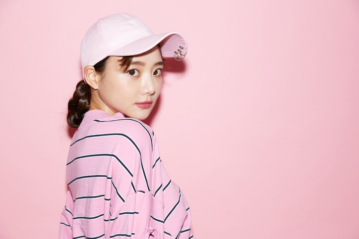 キャップ×まとめ髪の正解。顔周りと結ぶ位置で決まる、大人の簡単ヘアアレンジ