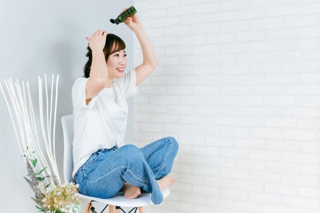美髪は「頭皮オイルケア」から！クレンジングと保湿、2つの方法と効果を解説