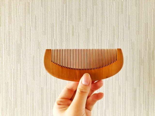 木製の櫛はなぜ髪に良い?静電気を防ぎ、ツヤ髪を育む理由と、一生ものの選び方