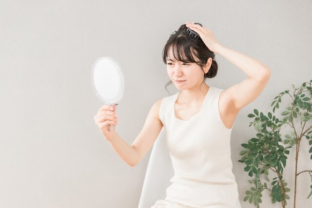 その頭の臭い、加齢臭と違うかも?「ミドル脂臭」の原因と、後頭部を洗うシャンプー術