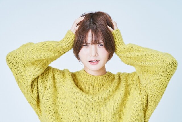 髪を引っ張ると痛いのはなぜ？頭皮神経痛などの原因と、抜け毛を防ぐセルフケア