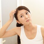 頭皮がザラザラする正体は？角栓を取る癖のリスクと、自宅でできる正しい改善ケア