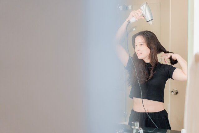 ドライヤーは低温で乾かすのが正解？熱ダメージを防ぐメリットと、速乾のコツ