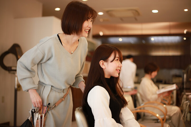 白髪染め、いつやめる?卒業のタイミングを見極める3つのサインと移行方法