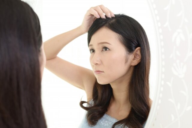 抜け毛が増えた原因はヘアサイクルの休止期？その仕組みと正常に戻すための対策
