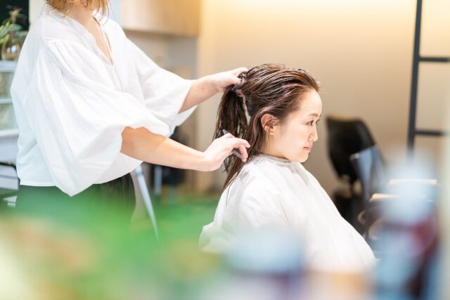 ストレートパーマでツヤが出る理由とは？縮毛矯正との違いや長持ちケアを解説