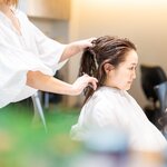 ストレートパーマでツヤが出る理由とは?縮毛矯正との違いや長持ちケアを解説