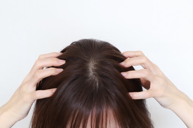 頭皮マッサージで目がぱっちりする理由は？具体的なやり方と継続のコツを解説