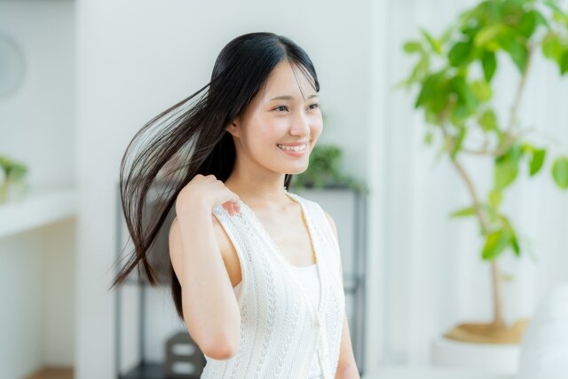 誰もが振り返るサラサラロングヘアへ。基本のケアと最新トレンドスタイル
