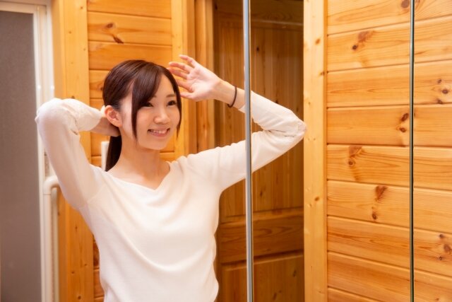 後れ毛の直し方！？おしゃれに見せる位置・量と崩れた時の応急処置