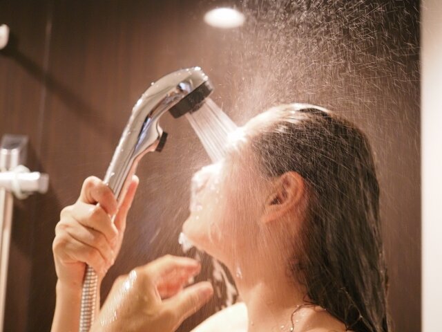 頭皮の臭いやベタつきが気になる女性が知るべきシャンプー前の予洗いのコツ