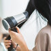 ドライヤーの冷風使ってる？メリットを紹介するからヘアケアに活かそう - Caperi [カペリ]｜髪のこと、知って伝えて楽しめる。