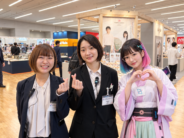 かわいくポーズ♡左から、イノベントの小田さん、飯沼さん...