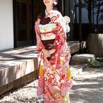 白でも大丈夫?結婚式のお呼ばれは白の振袖で華やかに♪