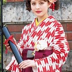 【袴】 卒業式の記念写真、前撮り&後撮りが人気の理由とは?