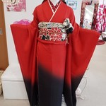 女性らしく・華やぎ・鮮烈に。赤×黒バイカラーの成人式振袖