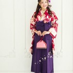 色の組合せから見る、卒業式の袴選び【赤い振袖×紫の袴】