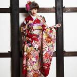 みんなとは違う振袖の着こなし、レトロな髪飾りで個性的に♪