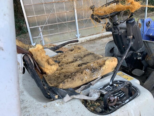 図3. カラスに破壊された重機のシート