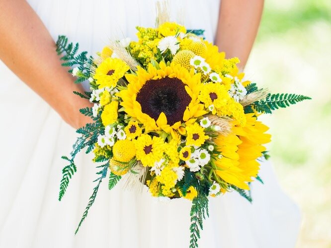ブーケ ブートニアの選び方は おすすめの形や使われる花の種類と花言葉も解説