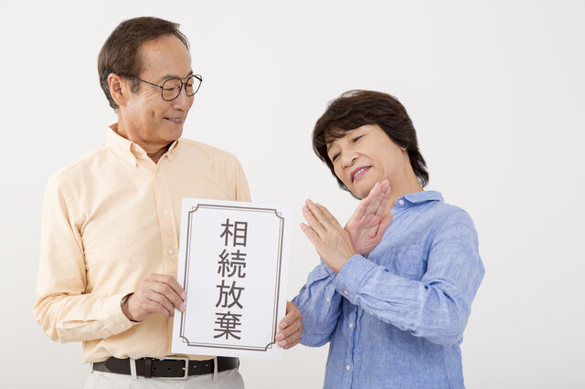 相続放棄の費用相場とは?自分でした場合と専門家に依頼した場合はどう違う?