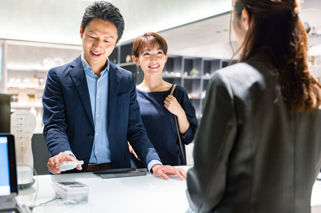 共働きで忙しい夫婦の家計管理はクレジットカードの共有からはじめよう