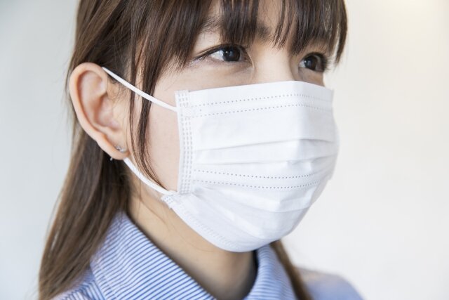マスクでメイクが崩れるのはなぜ?崩れ防止に使えるメイク術