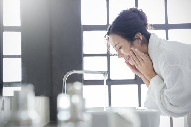 する派?しない派?スキンケアのためには洗顔は必要?