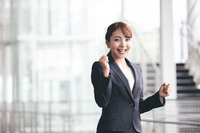 控え目なラメを少しだけ!仕事メイクでも華やかさをプラス