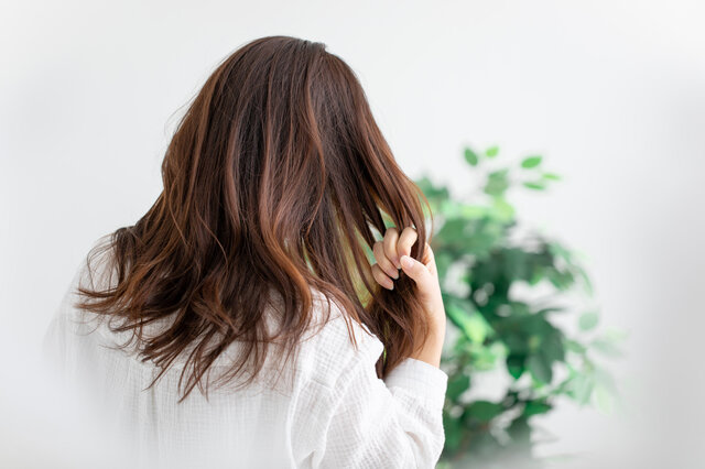 どうして髪は傷むの?ダメージヘアになる原因と対策