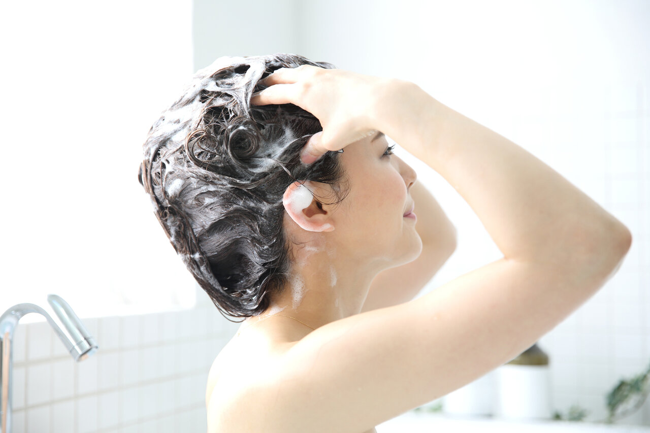 頭皮をほぐすと小顔になれるらしい。お家ヘッドスパでリフトアップ!