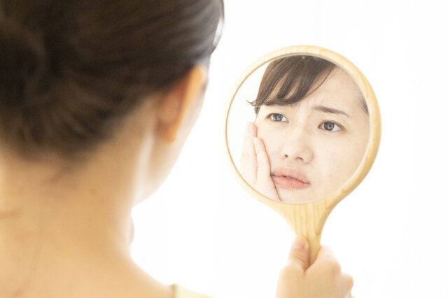 目の下にできるシワの原因と対処法を徹底解説します!