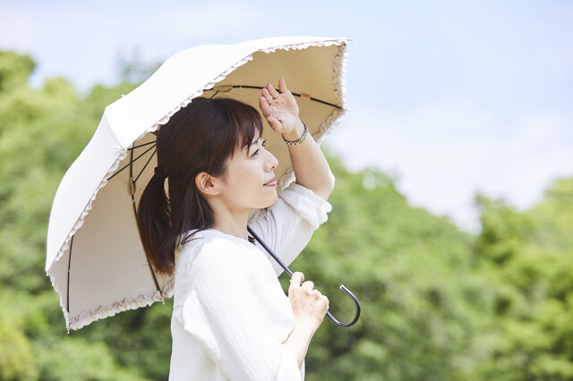 秋の紫外線をしっかりガード!日傘を使って紫外線をカットしよう